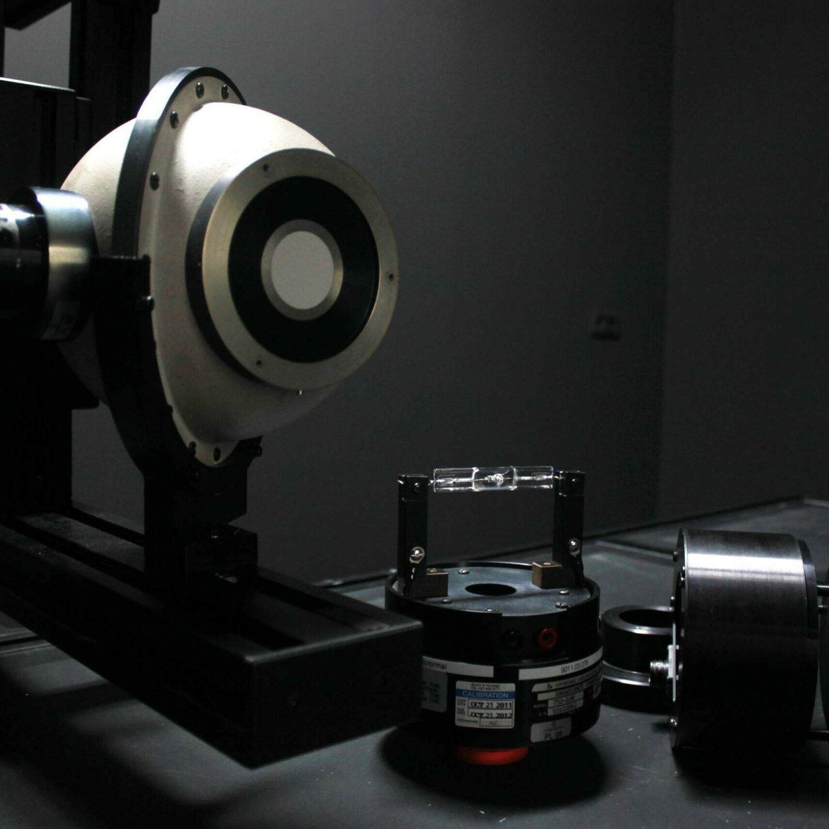 NARVA Lichtquellen GmbH + Co. KG Akkreditiertes Messlabor mit Lampe